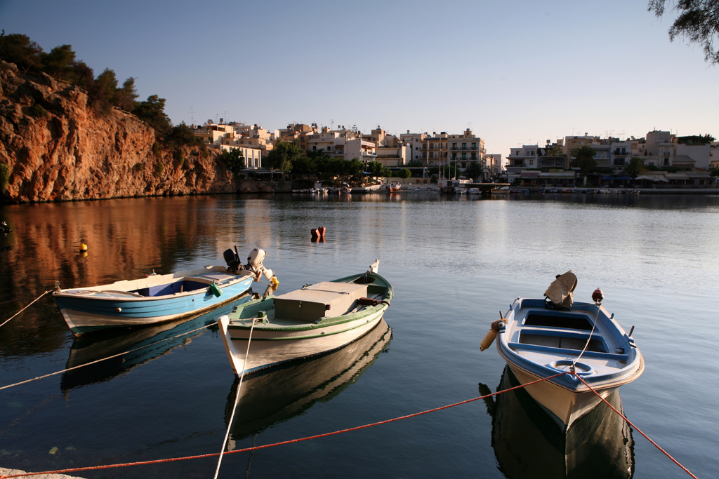 dreamstime_4138458_Boats tied up at Voulismeni Lake, Aghios Nikolaos in the morning